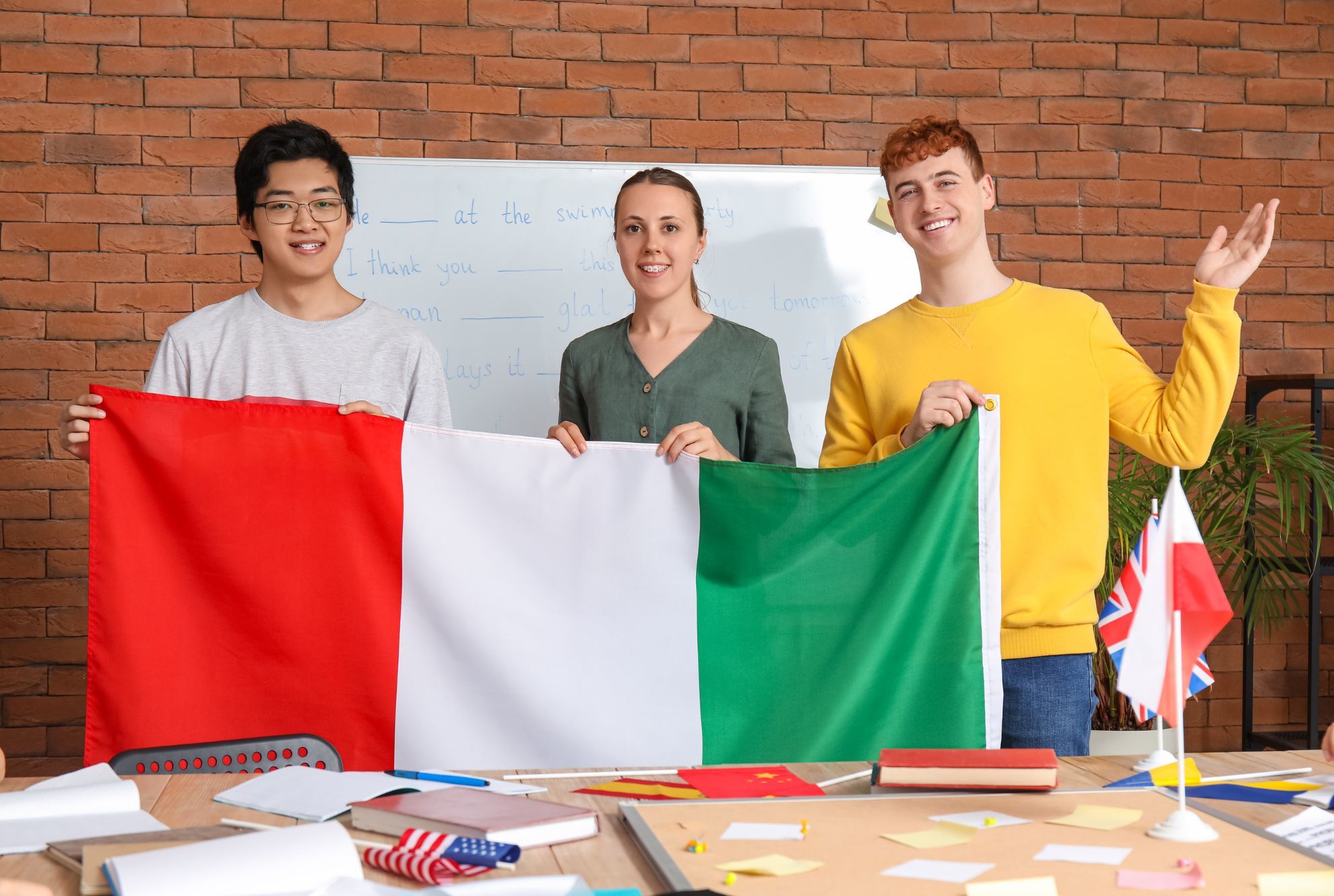 studenti che tengono una bandiera dell'italia tra le mani